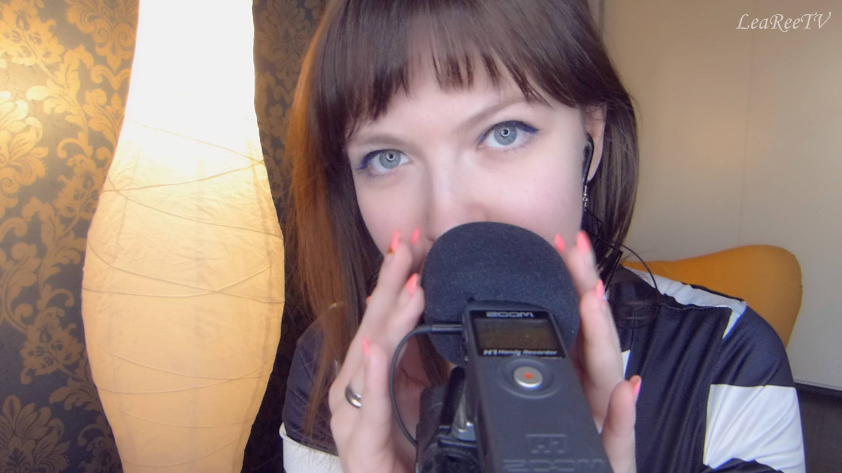 АСМР ASMR Неразборчивый шепот, движения руками смотреть онлайн