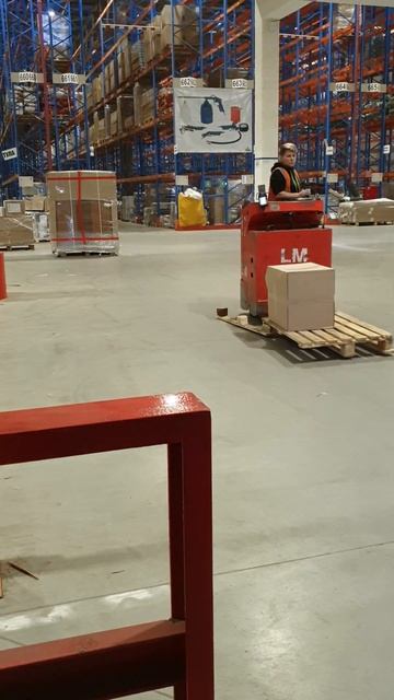 Загрузка на Складе Леруа. Быстро. Девочки грузят. смотреть онлайн