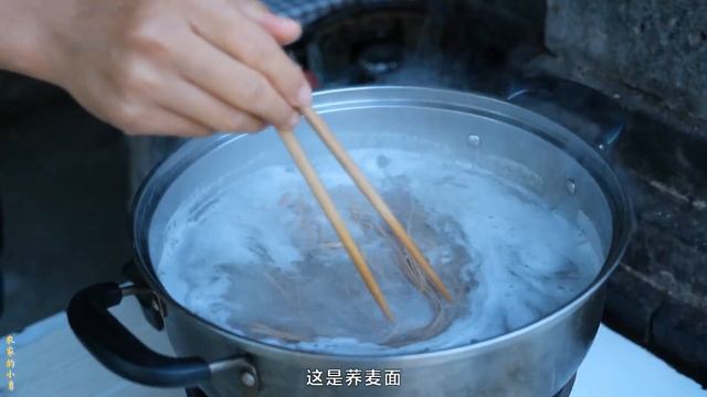 小勇卤酱牛肉做牛肉面，面条没几根全是牛肉，大口吃肉太过瘾了【农家的小勇】 смотреть онлайн
