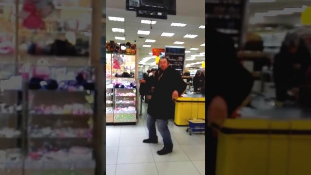 МУЖИК РАЗВЛЕКАЕТ НАРОД В МАГАЗИНЕ смотреть онлайн