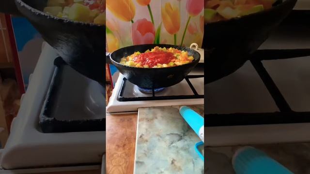 КАБАЧКОВАЯ ИКРА КУСОЧКАМИ СО СМЕТАНОЙ И ТОМАТАМ САМАЯ ВКУСНАЯ КАБАЧКОВАЯИКРА#кабачки#кабачковаяикра смотреть онлайн