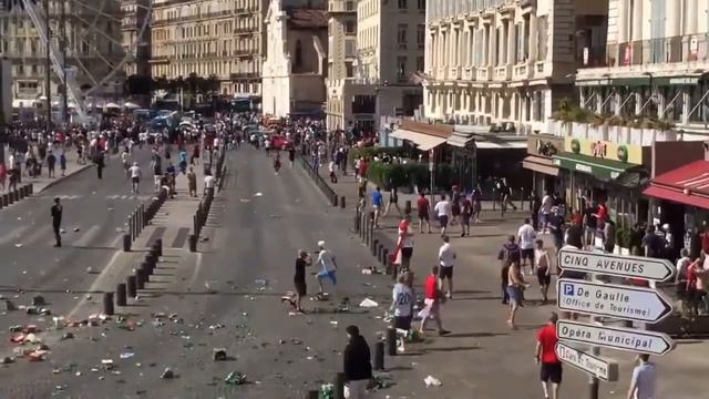 Русские футбольные фанаты разогнали англичан в Марселе  11 июня 2016