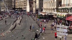 Русские футбольные фанаты разогнали англичан в Марселе  11 июня 2016