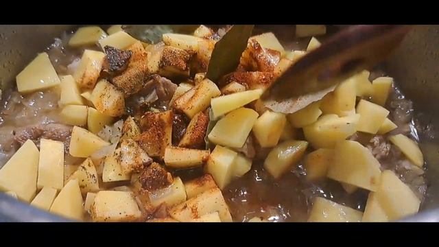 БАМЈА МАНЏИЧКА СО МЕСО смотреть онлайн