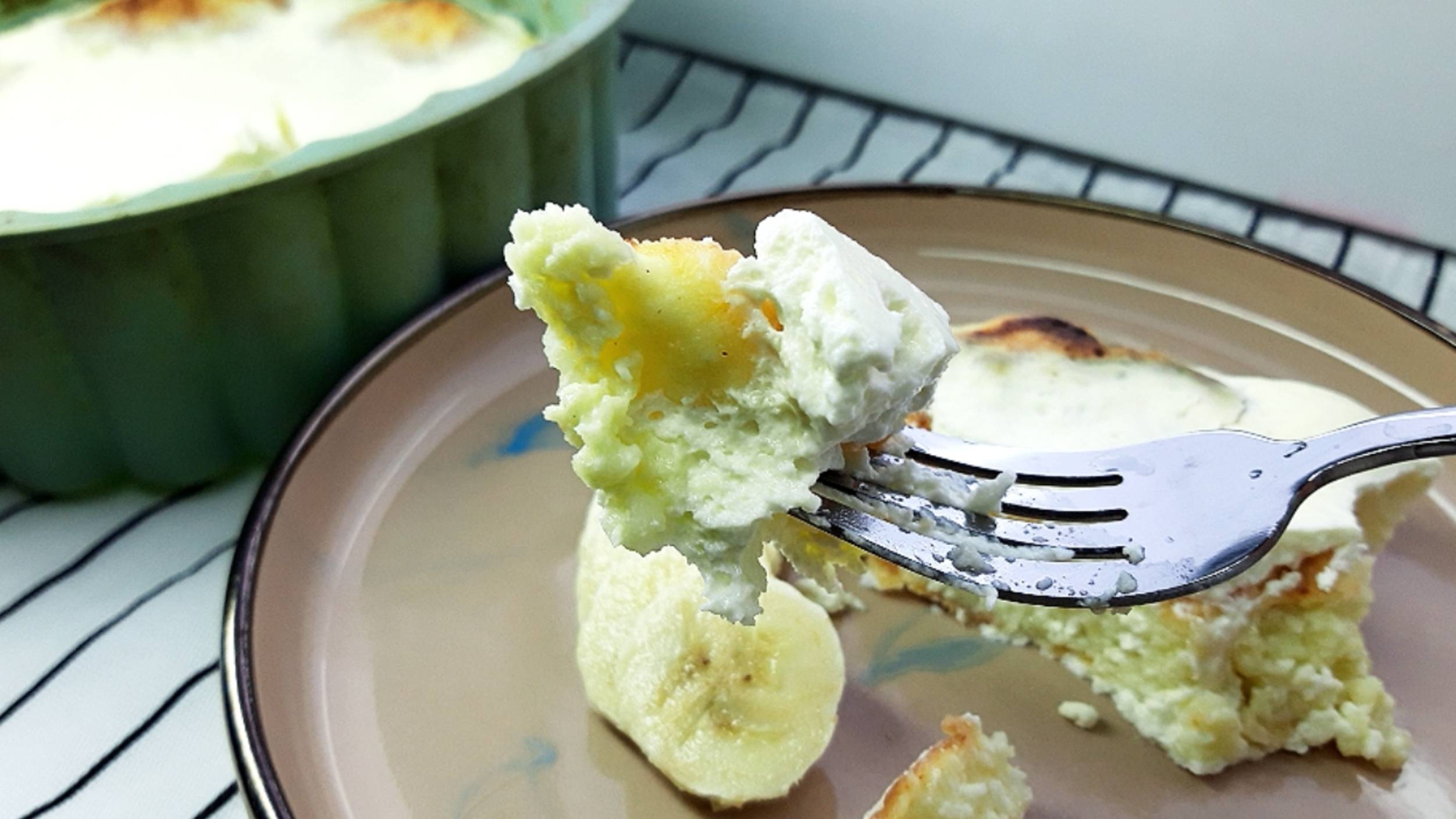 НЕЖНЕЙШИЕ СЫРНИКЕ В СМЕТАННОЙ ЗАЛИВКЕ/РЕЦЕПТ смотреть онлайн