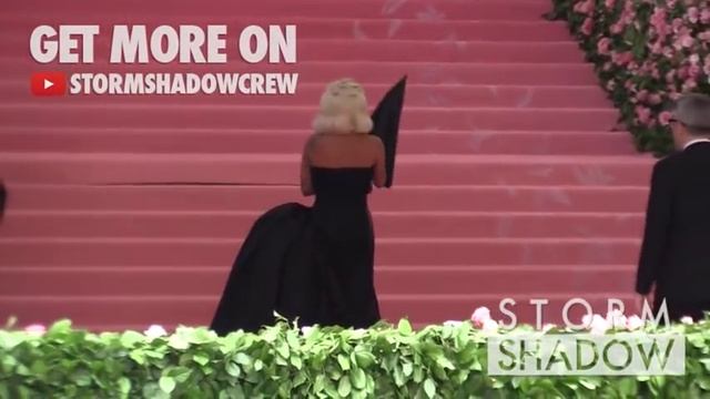 Lady Gaga makes the show at the 2019 MET Gala смотреть онлайн
