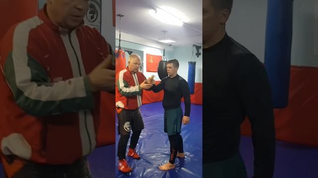 УРОКИ САМООБОРОНЫ "ТРИ ПРОСТЫХ ВЫБИВАНИЯ ОРУЖИЯ" смотреть онлайн