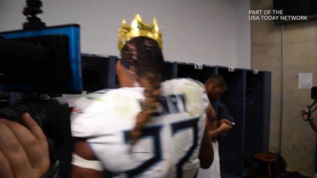 Titans' Derrick Henry dances with crown in locker room following win over Ravens смотреть онлайн