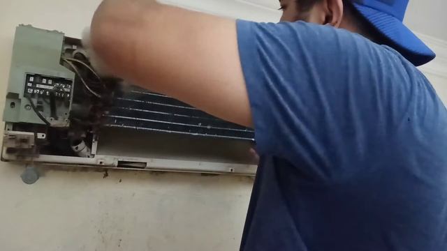 manual cleaning of aircon...using laundry brush смотреть онлайн
