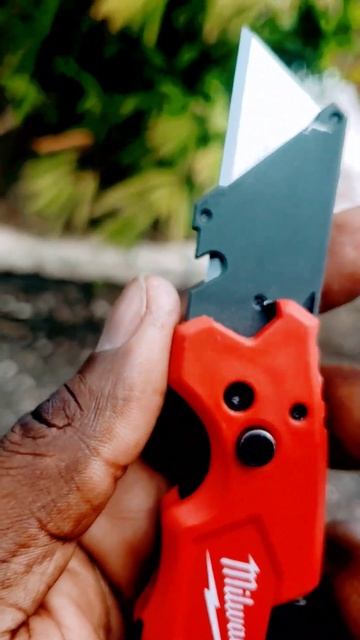 Milwaukee 6-in-1 utility knife #milwaukeetools #shorts смотреть онлайн