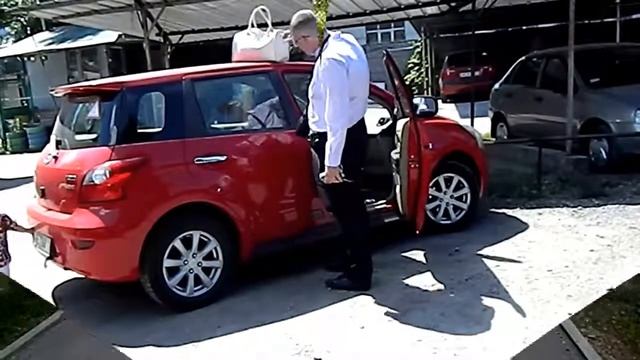 Ребенок и вода Малыш Лев идет за водой Little Leo closes the car and goes for the water смотреть онлайн