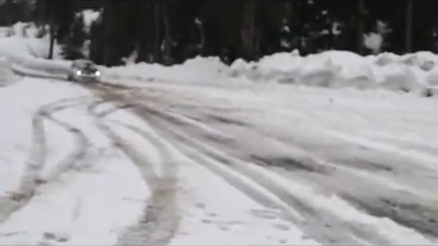 Subaru clown in the snow, very funny. смотреть онлайн