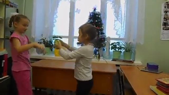 Л Бетховен "К Элизе" . Упражнение с мячами. смотреть онлайн