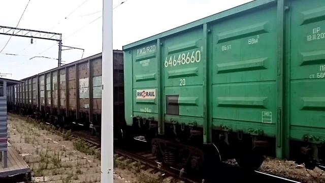 ЭП1М-563 под передним токоприёмником с поездом 471С обгоняет ВЛ80С-106/1978Б с грузовым поездом смотреть онлайн