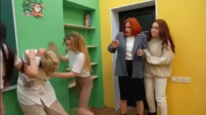 У КОГО ЛУЧШЕ ПОПА? ДЕВОЧКИ DOLLS НЕ МОНУТ ПОДЕЛИТЬ ПАРНЯ!!! реакция на Фанни френдс