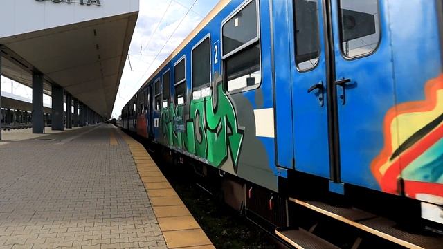 Пътнически влак 10115 София - Пловдив потегля от Централна ЖП гара с локомотив 44 078... смотреть онлайн