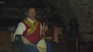 Черногорская народная песня "Смотра црногорске војске Цетиње" в исп. Петра Вуячича, Овточич ! гусле