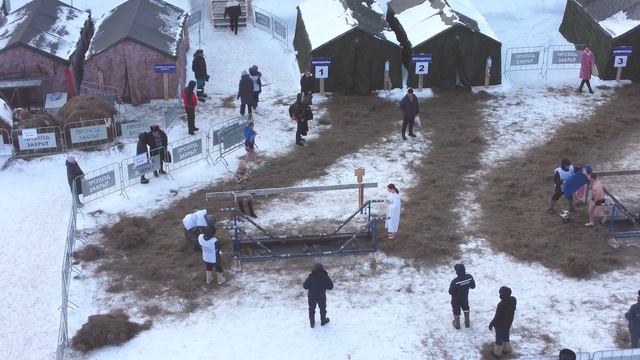 Купание в проруби на Крещение. Тюмень