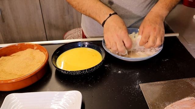 Χοιρινό σνίτσελ. Δείτε την πιο εύκολη συνταγή για πανάρισμα χοιρινού-κοτόπουλου μέσα σε πέντε λεπτά смотреть онлайн