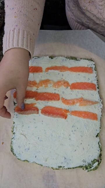 Рулет из шпината с творожным сыром и красной рыбой. #рецепты #закуска #закусканановыйгод #закуски смотреть онлайн