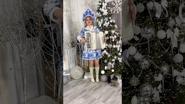 "Новогодние игрушки, свечи и хлопушки" - 
Слова: Андрей Дементьев
Музыка: Аркадий Хоралов