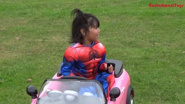 12V BMW Mini Beachcomber Vs 6V PINK Mini Cooper Race | Kids Ride On Toys смотреть онлайн