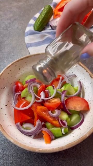 😋 ОВОЧЕВИЙ САЛАТ З СУХАРИКАМИ🔹 104 кКал на 100 г.🔹 Б/Ж/В – 3.4/7.5/6.1 (рецепт в описі до відео) смотреть онлайн