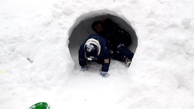 Зимние игры во дворе. Зима смотреть онлайн