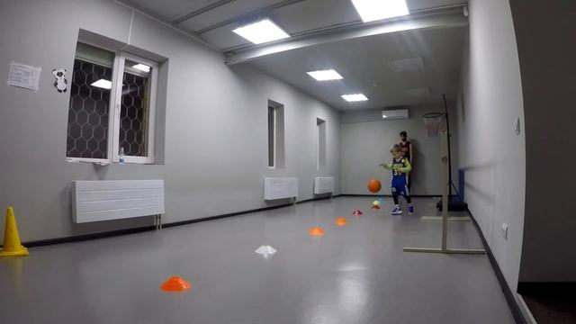 №11 - Баскетбол в 4 года: индивидуальная тренировка / 4 y.o. kid personal basketball training смотреть онлайн