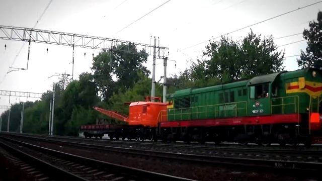 Тепловоз ЧМЭ3-1329 с краном КДЭ-756 смотреть онлайн