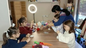 Дети учатся вязать спицами