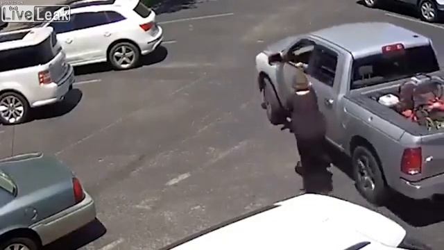 Scumbag thief steals 70-Year-old Lady handbag смотреть онлайн