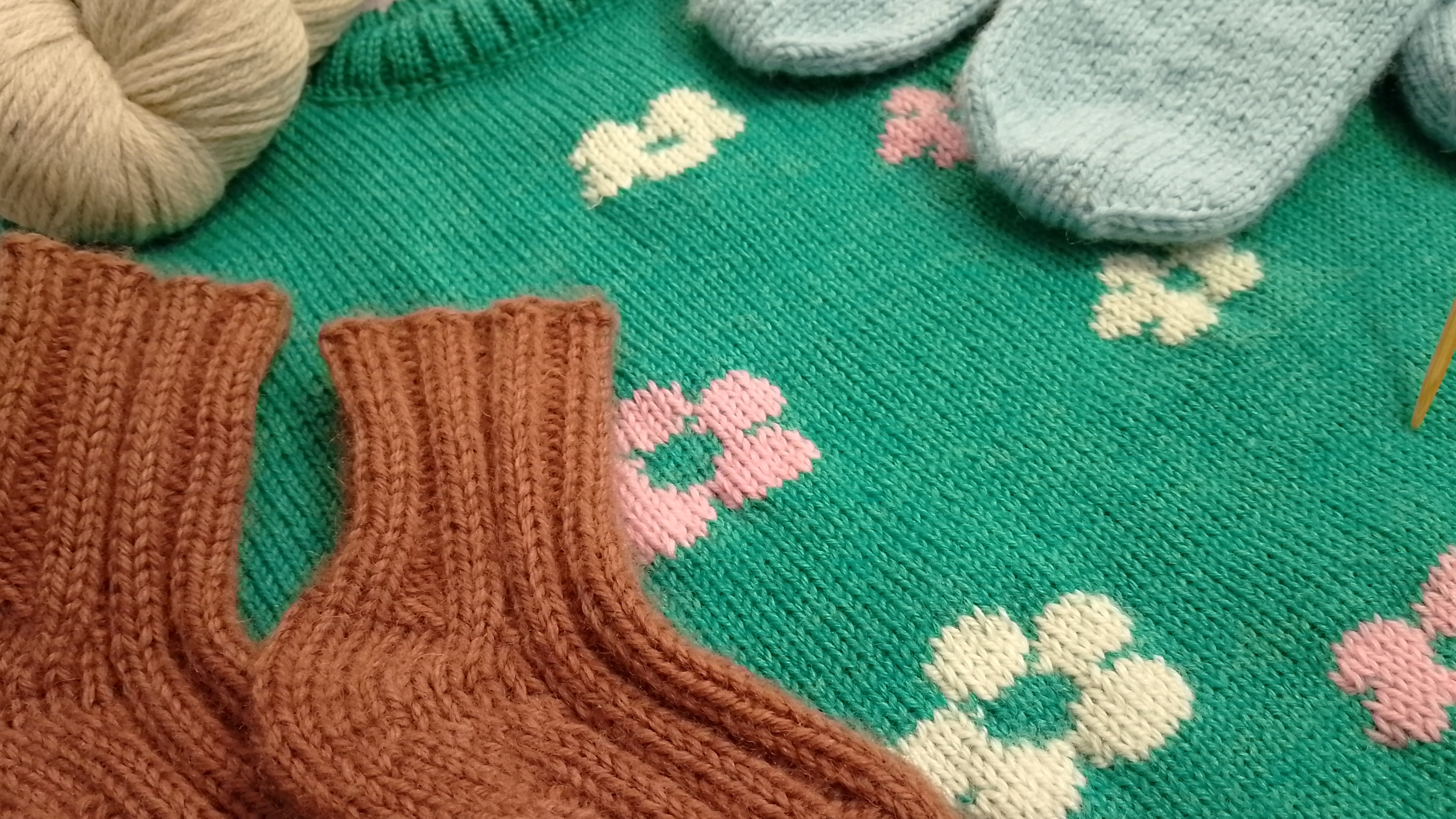 Исправляю жилет / варежки из Nepal / образец для жилета / носочки детские. смотреть онлайн