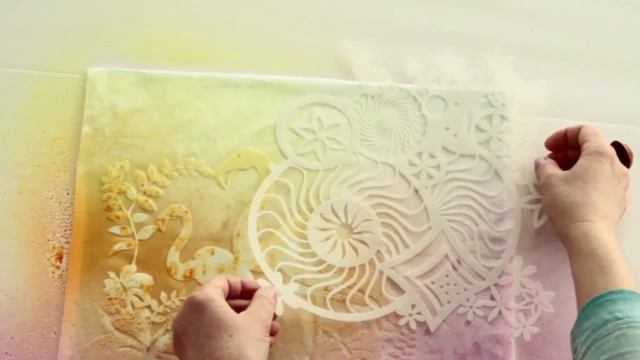 Декорация върху текстил с новите силуетни шаблони и спреят на Marabu Fashion Design