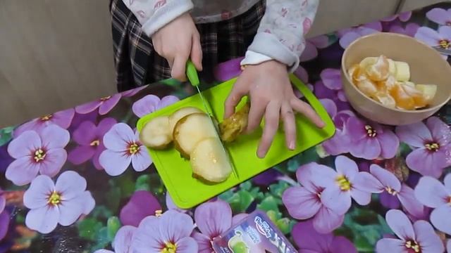 Ученики начальной школы пробуют приготовить себе еду смотреть онлайн