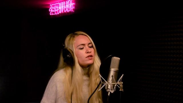 Педагог по вокалу Ханна - Run Away смотреть онлайн