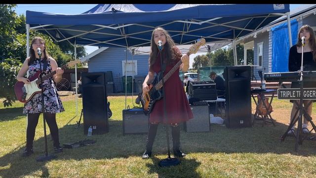 Triplet Power! The Triple Triggers' Spirited Cover of 'Gold on the Ceiling' for a Birthday Bash! смотреть онлайн