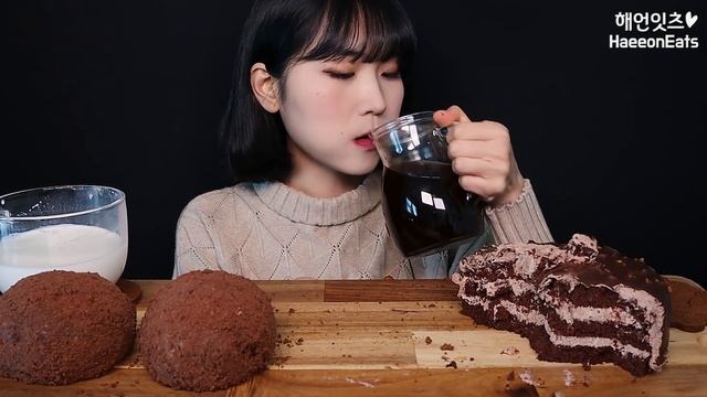ASMR 홈플러스 초코 슈크림 카스테라롤, 쇼콜라 로쉐 케이크 먹방 Chocolate Bread, Ferrero Rocher Chocolate Cake DESSERT MUKBAN смотреть онлайн
