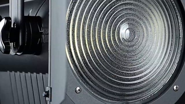K024 150W LED Fresnel Spotlight with zoom смотреть онлайн