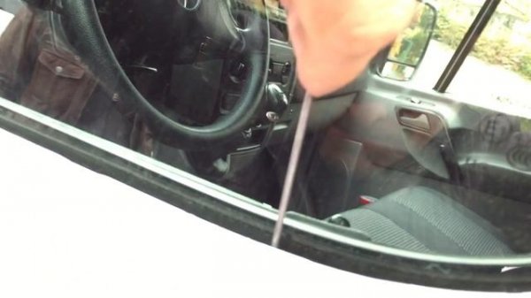 Cum se deschide o usa de Mercedes sprinter fara cheie