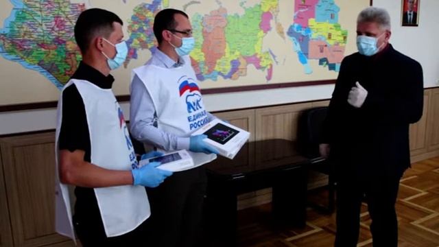 Трём школьникам из Каневского района вручили планшеты для дистанционного обучения смотреть онлайн