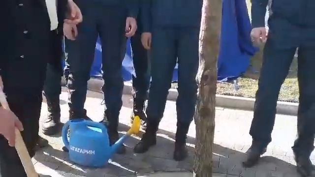 Валентина Терешкова сажает дерево в аэропорту "Гагарин", Саратов.обл. 12.04.2019 смотреть онлайн