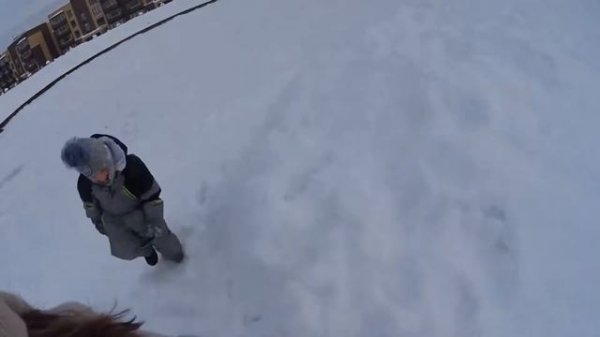 Веселая зимняя игра на улице