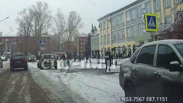 А мамочкам-автомобилисткам плевать на знаки у школы смотреть онлайн