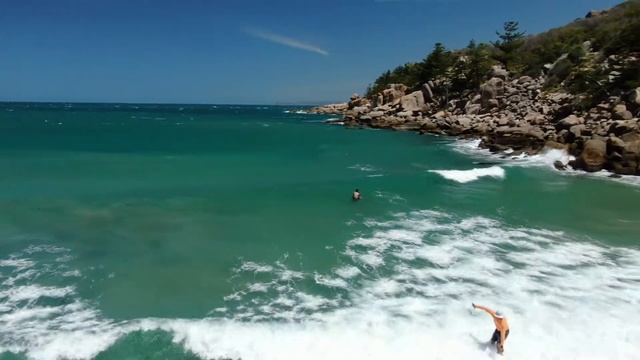 Surfing at Florence Bay, Magnetic Island, Queensland, Australia. смотреть онлайн
