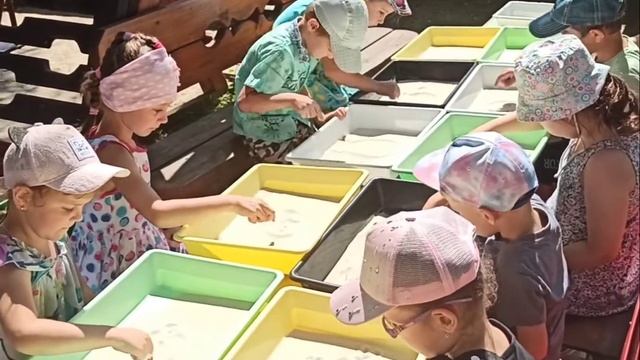 "Песочное рисование на прогулке" смотреть онлайн