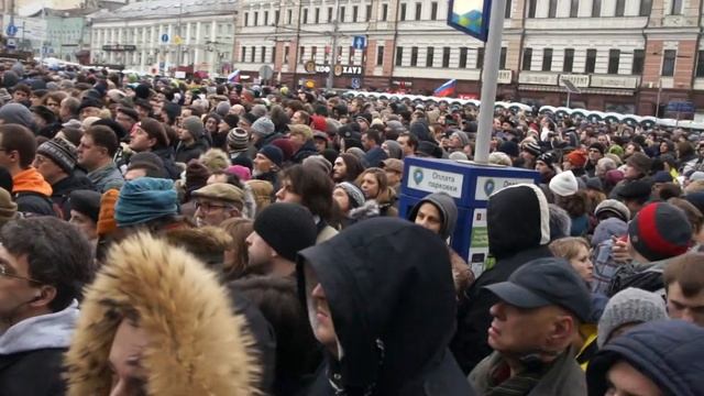 ожидаем входа, Славянская площадь