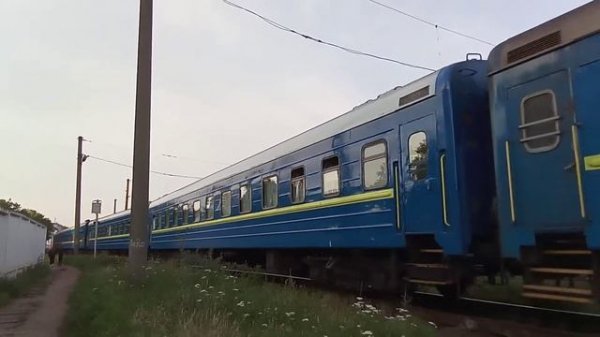 поезд тащит пасажирский состав