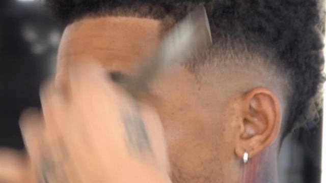 SIMPLE CURLY FROHAWK TUTORIAL BY CHUKA THE BARBER смотреть онлайн