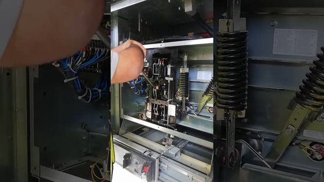 Manual and automatic operation of SF6 circuit breaker sf6التشغيل اليدوي والاوتوماتيك لقاطع смотреть онлайн
